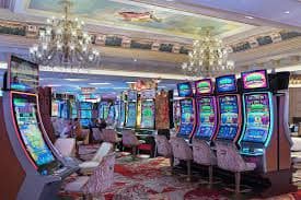 Antarmuka aplikasi masterplay99 menampilkan permainan slot dan meja dealer langsung